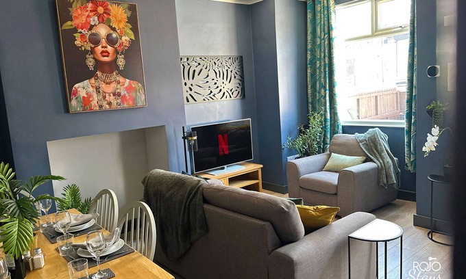Leeds House | Fantastic 3-bedroom house in Leeds for families and contractors. Free parking.