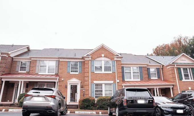 Springfield House | Fantastic 3-bedroom townhome with in Springfield