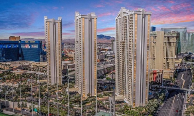Las Vegas Hotel | Fantastic condo on the Last Vegas strip with breathtaking mountain views and NO RESORT FEES!