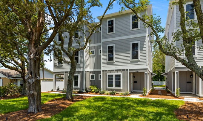 Morehead City House | Fantastic duo in the heart of all the action with fast WiFi, central AC & W/D