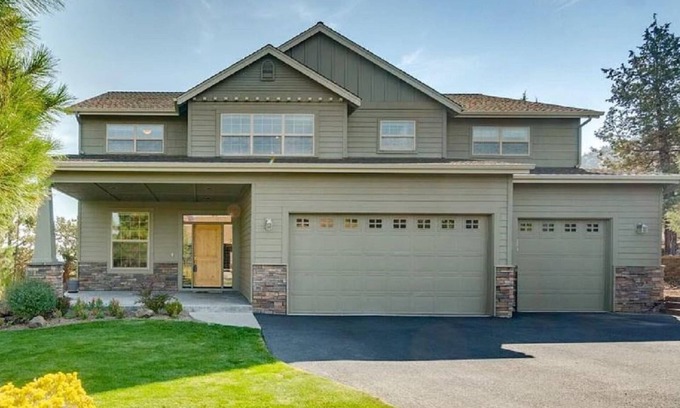 Redmond House | Fantastic Eagle Crest Home, Resort Pool, Fitness Center, Golf, Pickleball, Fireplace, Quiet Street