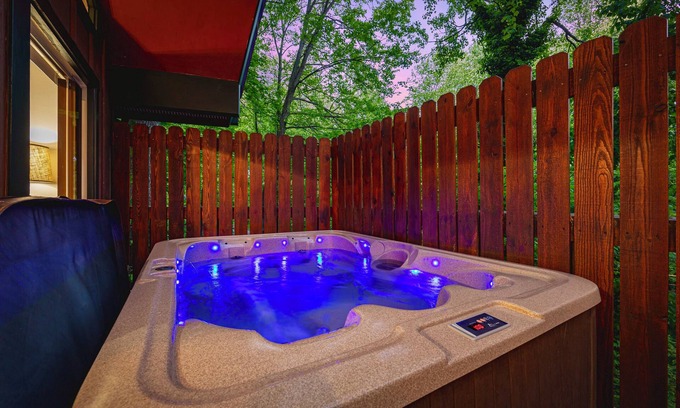 Chalet Village Ski Chalet | ❤Fantastic Fall⛰5min to GSMNP/Theater/Hot Tub/WiFi/Close to Gatlinburg