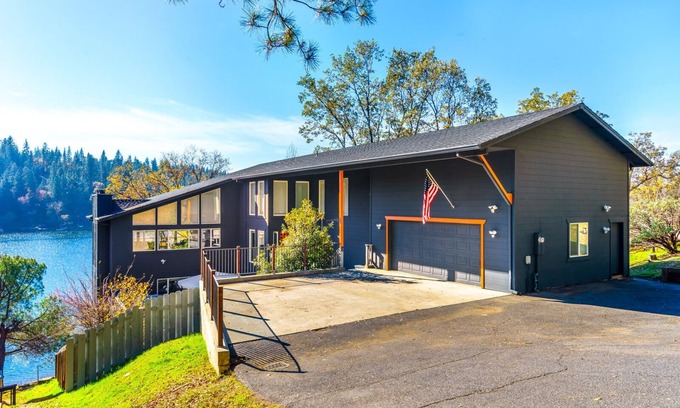 Groveland House | Fantastic Lake Front Home!