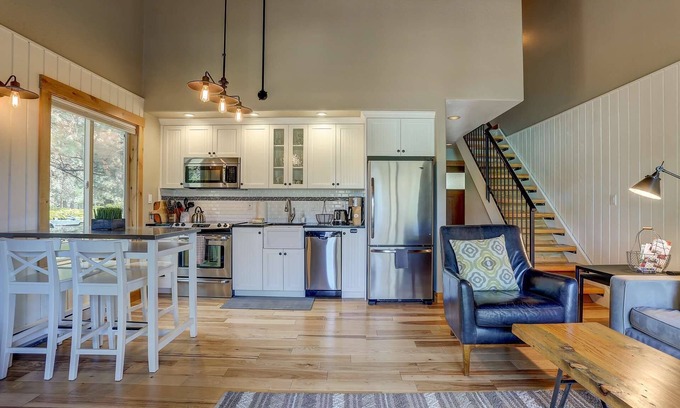 Century West Condo | Fantastic Mt. Bachelor Villiage Escape, 10 min to Downtown & Old Mill, Deck, River Trails, Fireplace
