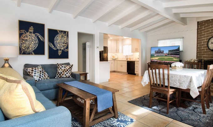 Santa Ana Heights Apartment | Fantastic Peninsula Beach & Bay Location – 11 Houses to the Sand!
