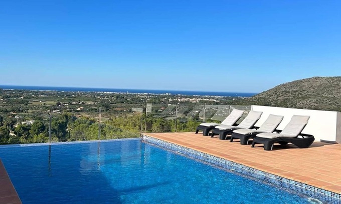 Pedreguer Villa | Fantastic views. Great outdoor bar and kitchen area. Infinity pool and hot tub