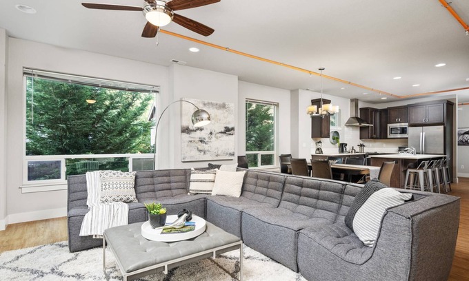 Creston - Kenilworth House | Fantastic Woodstock Townhouse, Pet Friendly Huge Open Floor Plan, All New Décor, 4 Miles to Portland