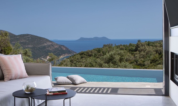 Fternon Villa | Faos One High-End Villa overlooking Mikros Gialos Bay!