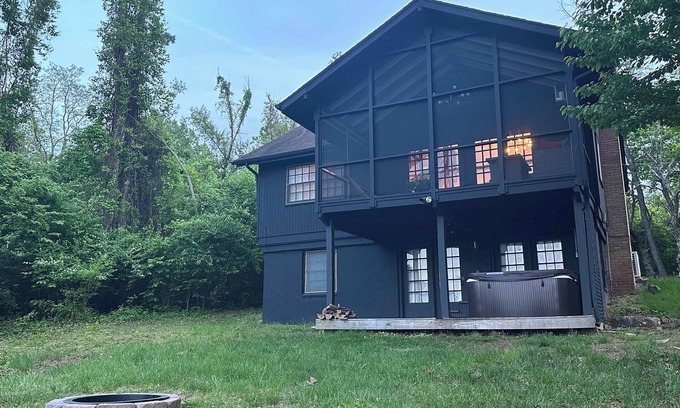 Front Royal Cabin | Far View Cabin- Private Mountain Retreat & Hot Tub