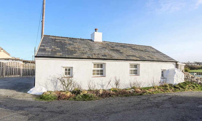Cemaes Bay Cottage | FARM COTTAGE, pet friendly, with a garden in Cemaes Bay
