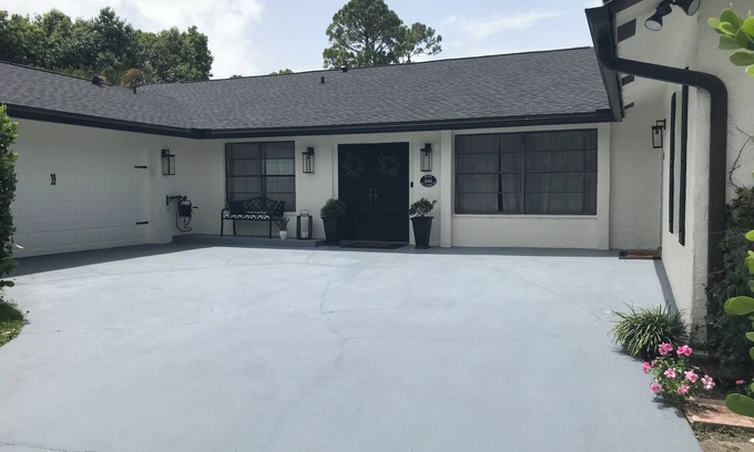 Wellington House | Farm House style 4 bedroom -2 bath home with spacious yard in Wellington.