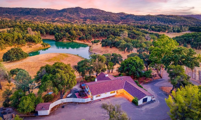 Kelseyville Other | Farm Stay + Private Lake + Country Ranch + Alpacas + Hiking + Games + Hot Tub