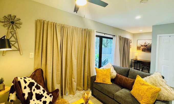Helotes Apartment | Farm studio