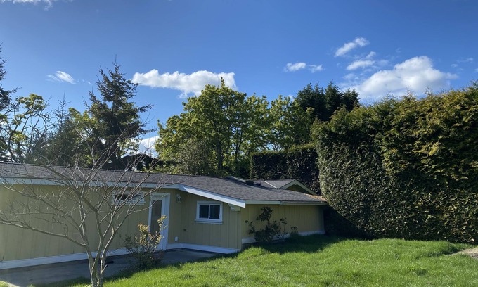 Cordova Bay Cottage | Farmers Cottage