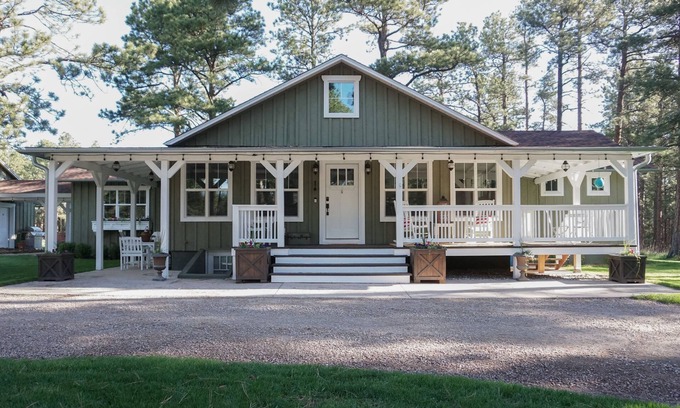 Monument House | Farmhouse Cottage Near Monument And Air Force Academy