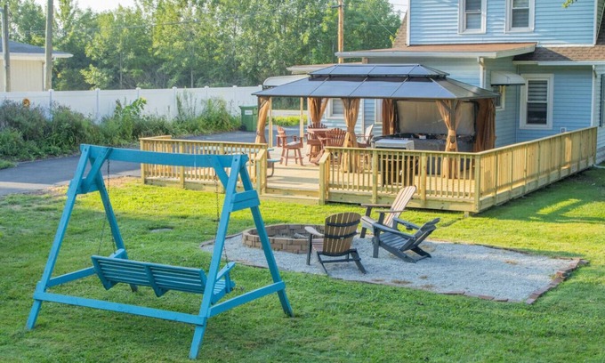 Port Clinton House | farmhouse/hot tub by Camp Perry