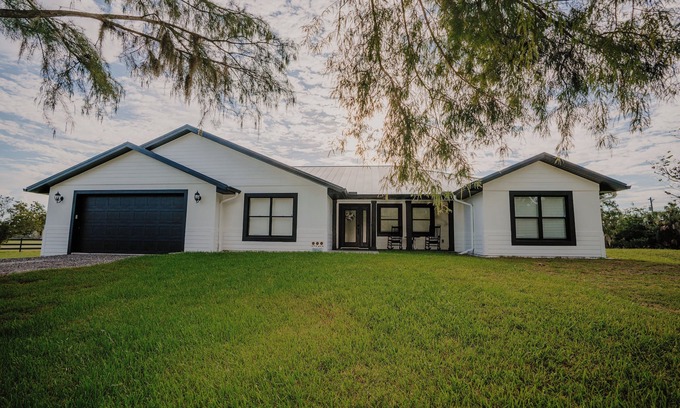 New Smyrna Beach House | Farmhouse in the country but close to the beach