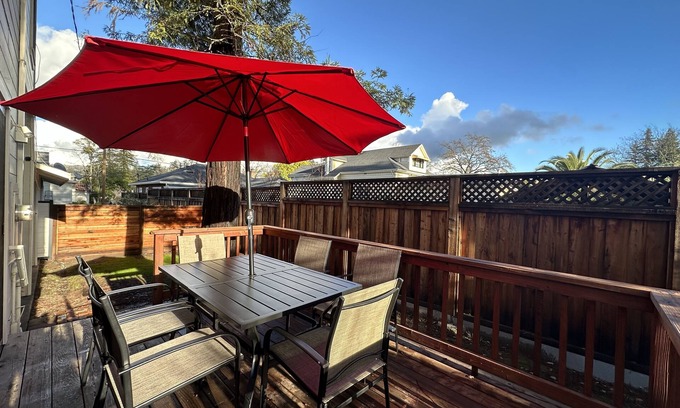 St. Helena House | Farmhouse Retreat Downtown Saint Helena