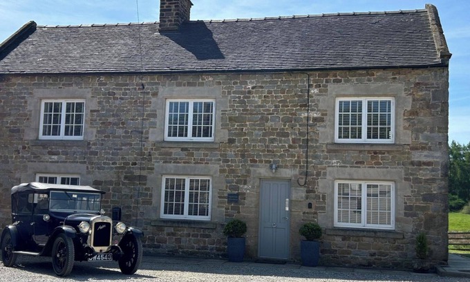 Winkhill House | Farmhouse - Sleeps 6 - Pet friendly - Garden