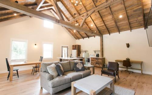 Millersburg Hotel | Farmhouse Suites by Amish Country Lodging