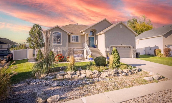 Farmington House | Farmington Gem 6BR Hot/Cold Tub Sleeps 15