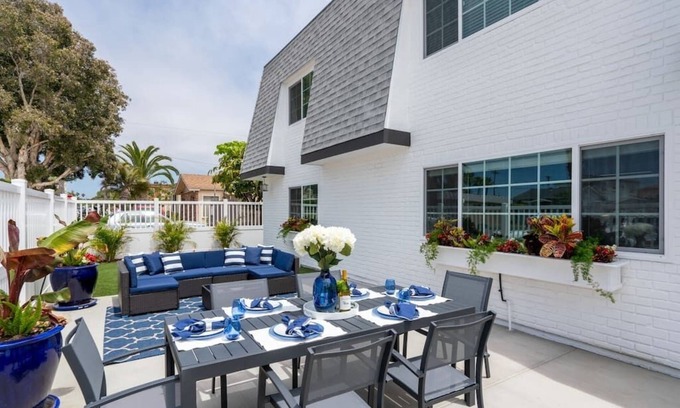 Pacific Beach Apartment | FAST WiFi, NEW 1 Block to Beach Sparkling Clean A/C BBQ Parking