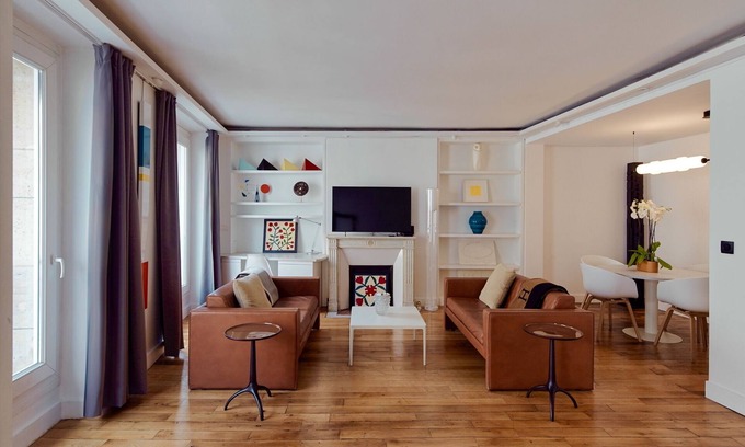 8th Arrondissement Apartment | Faubourg/Elysées, an elegant, two-bedroom apt. in Paris's best shopping area.