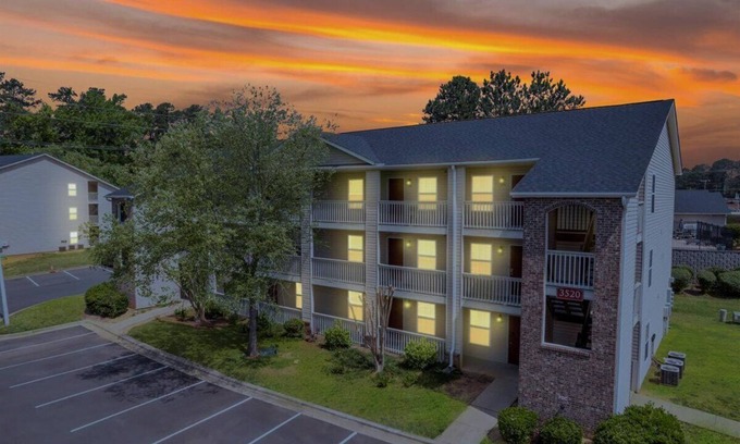 Westover Apartment | Fayetteville Retreat I Free Parking I Pool I(cb)