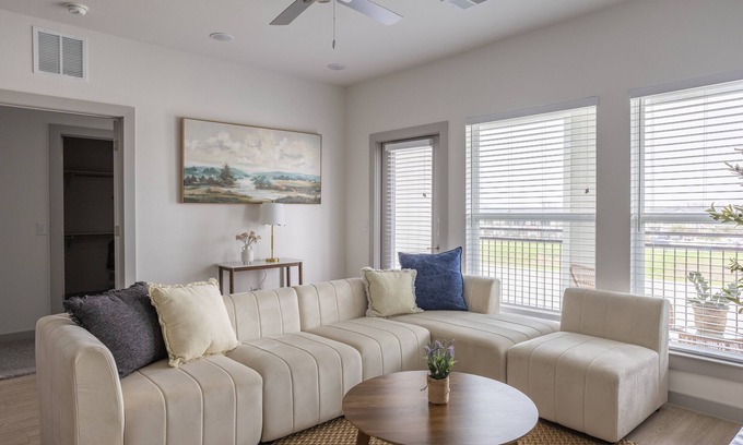 Richmond Apartment | Feel@Home I Rosenberg I Lakeview