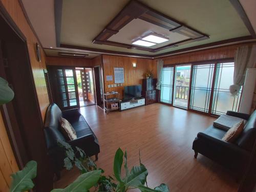 Gujwa House | Feeling Good House
