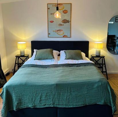 Bruckstraße Apartment | FeelsLikeHome - Urbane Altbauwohnung mit Dachterasse& Parkplatz