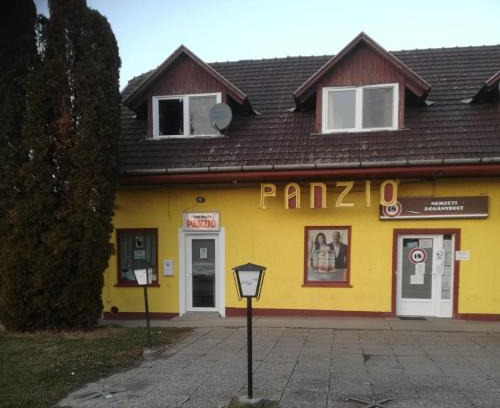 Tata House | Fekete Macska Panzió