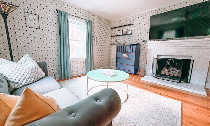 Old Irving Park Apartment | Fenced Backyard- Family Games- Close to Downtown