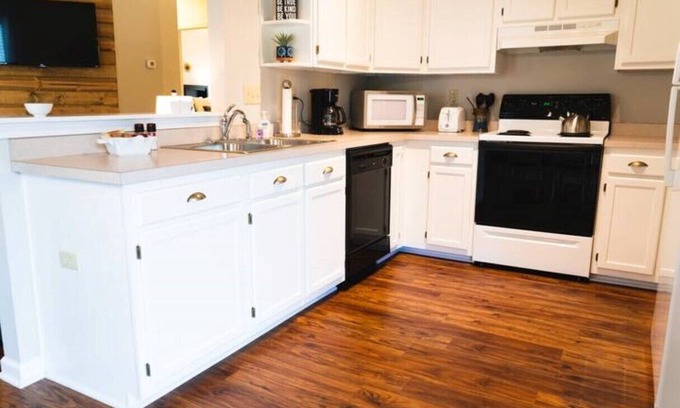 East Flat Rock House | Fenced Yard /Dogs Free, 700SF Deck, King Bed, Hiking, 30 min -> Asheville