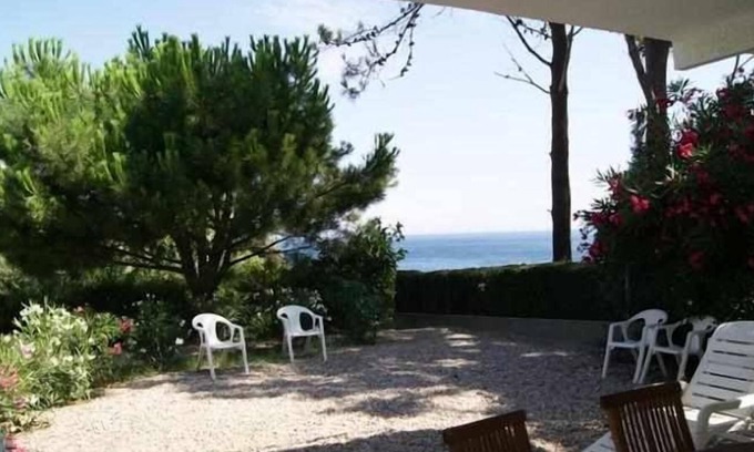 Llanca Apartment | Fener de Baix 83 House with garden and sea views