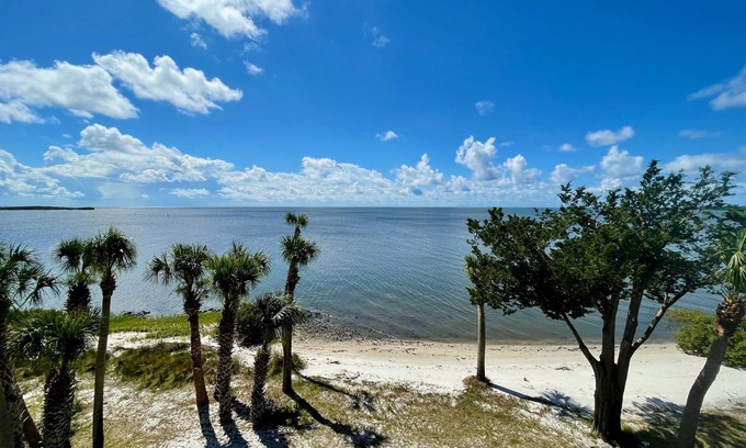 Cedar Key Condo | Fenimore Mill 5D Open Water, Pool, Hot Tub!