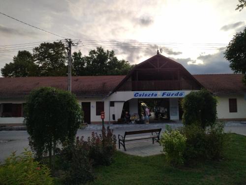 Buzsak Ski Chalet | Fenyőházak