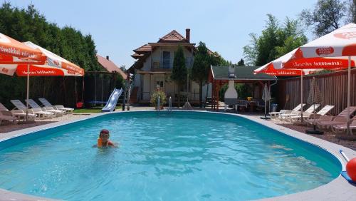 Balatonmariafurdo House | Ferienhaus direkt am See mit Pool, WLAN, Spielplatz