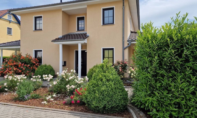 Graal House | Ferienhaus Fh26 - Großes Ferienhaus mit 3 Schlafzimmern und Rosengarten