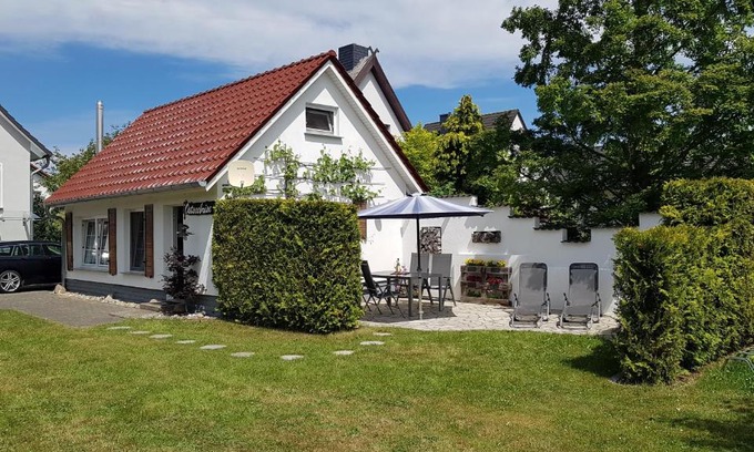 Karlshagen House | Ferienhaus Ostseebrise Usedom im Grünen familienfreundlich ruhig Parkplatz Terrasse Kamin