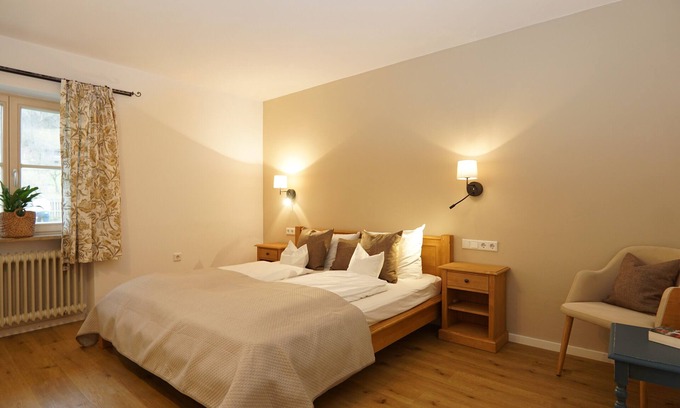 Bad Feilnbach Apartment | Ferienwohnung "Mirabelle" barrierefrei, 60 qm bis 4 Personen, Erdgeschoss, 2 separate Schlafzimmer, Südterrasse.