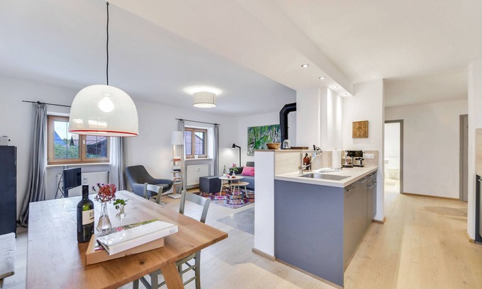 Uebersee Apartment | 'Ferienwohnung Mittertenn Alte Gendarmerie Übersee' with Mountain View, Shared Garden and Wi-Fi
