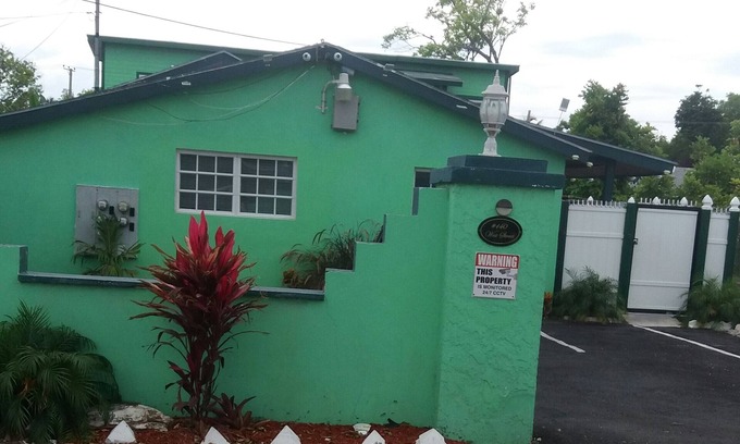 Downtown Nassau Apartment | Few mins walk to Downtown, Beach, Fishfry, Major Attractions & near to PI