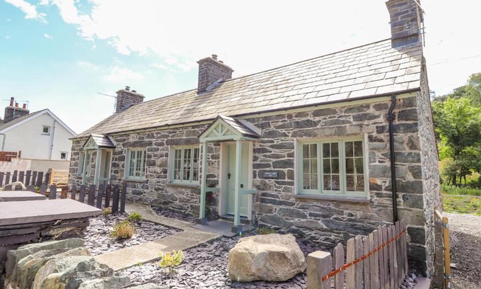 Bangor House | Ffrwdd Galed Isaf