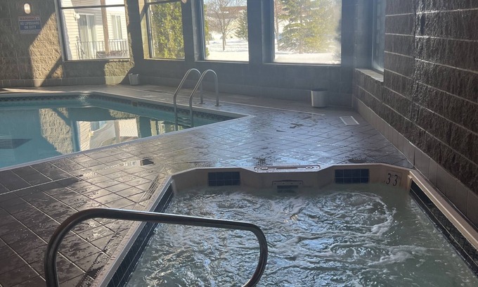 Fargo Apartment | Fgo apt NEXT to hospital! Cute cozy underground parking
