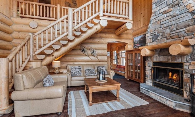 Fiddler Lake Resort House | Fiddler Lake Resort Chalet + Private Jacuzzi