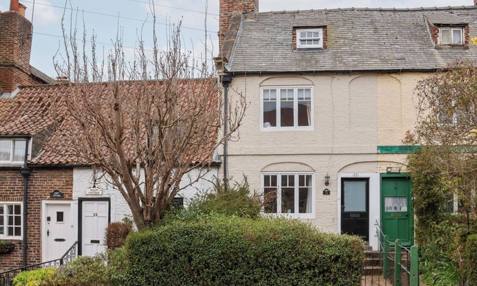 Ruswarp Cottage | FIELD VIEW, pet friendly, character holiday cottage in Ruswarp