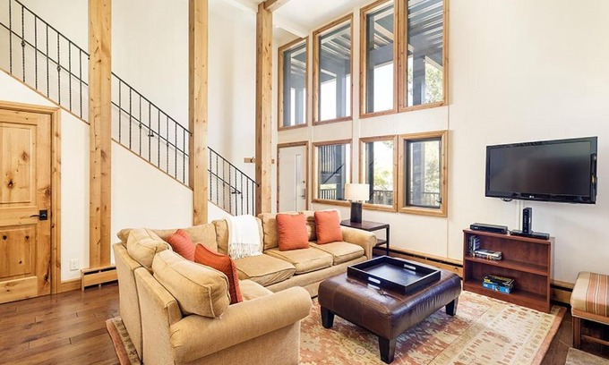 Aspen House | Fifth Avenue Unit 202, 2 Bedroom + Loft Condo, Huge Windows & Views. 2 Blocks to Skiing!