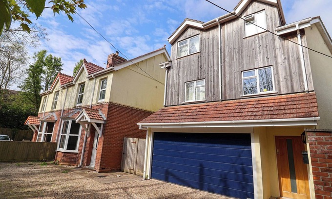 Axminster Cottage | FIG TREE HOUSE, pet friendly, with a garden in Axminster