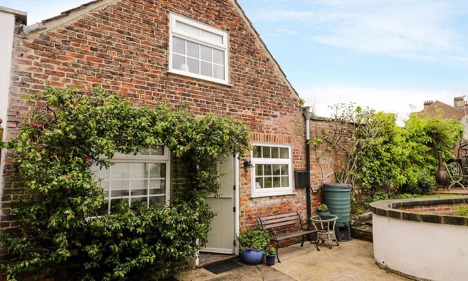Ripon Cottage | FIGGY COTTAGE, pet friendly, with a garden in Ripon